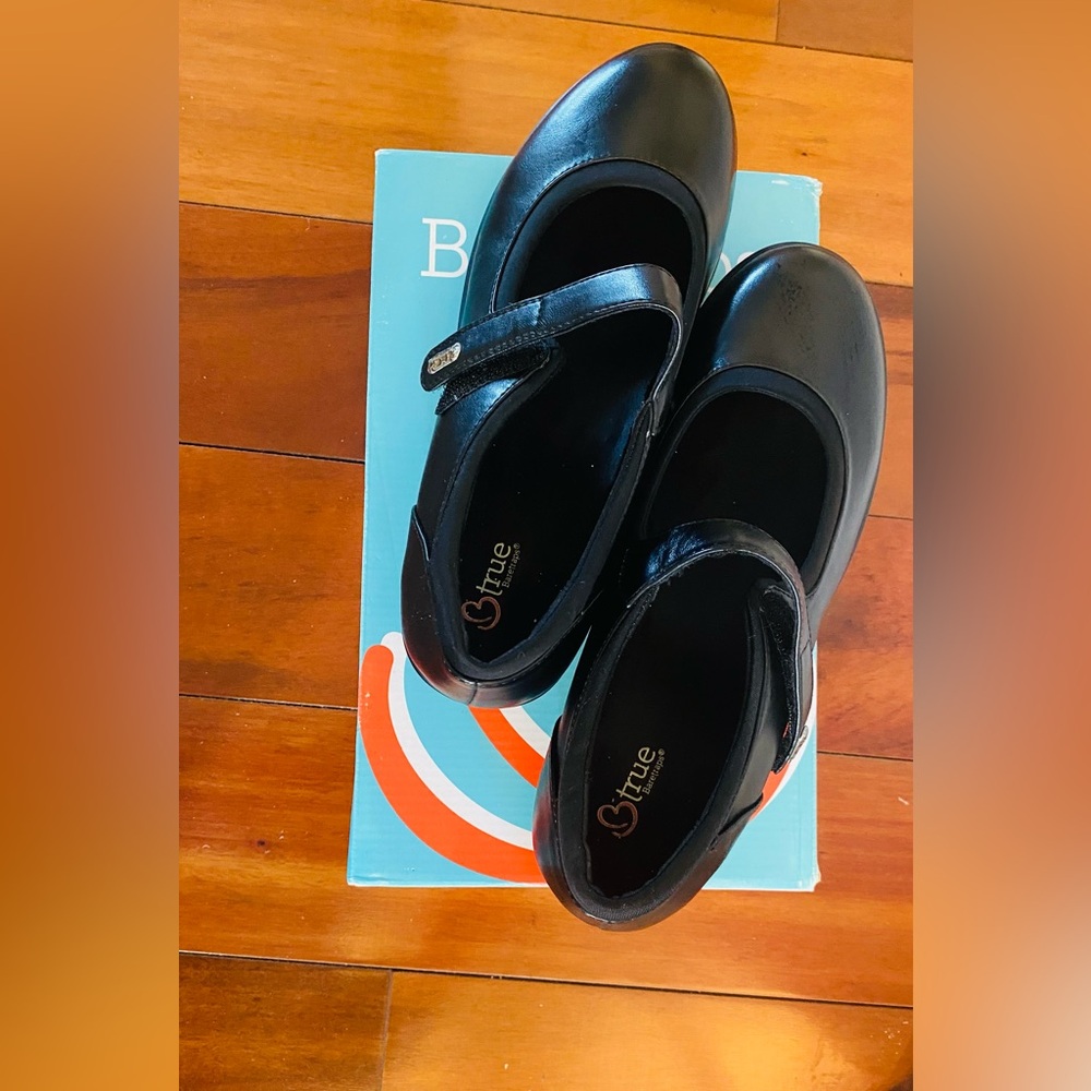 Baretraps women’s size 9 black shoe (New)